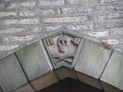 skull and cross bones key stone